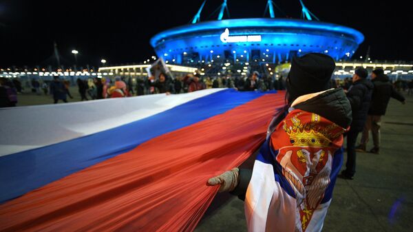 Personas transportan una bandera serbio-rusa de 600 metros por las calles de San Petersburgo, 22 de noviembre de 2022. En septiembre, esta bandera fue portada por los serbios por las principales calles de Belgrado en apoyo a Rusia.  - Sputnik Mundo