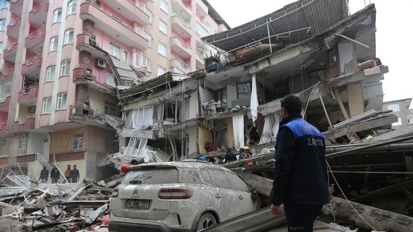 Edificio caído en terremoto de Turquía - Sputnik Mundo