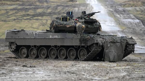 Un tanque Leopard 2 en acción durante una visita del Ministro de Defensa alemán Boris Pistorius  - Sputnik Mundo