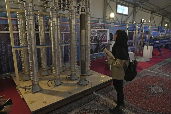 La exposición muestra las innovaciones de científicos iraníes en fusión nuclear, fabricación por láser, avances médicos y otras aplicaciones de la energía nuclear. - Sputnik Mundo