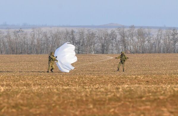 Militares rusos pliegan el paracaídas del dron Orlan-10 después de que completara su misión de combate. - Sputnik Mundo
