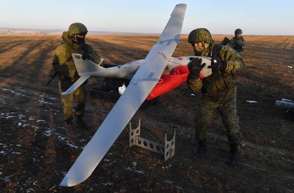Los militares rusos cuentan con la ayuda de drones Orlan-10 (en la foto) y obuses autopropulsados 2S3 Akatsia equipados con ópticas de alta potencia y cámaras termográficas para llevar a cabo misiones de combate en el sector meridional de la operación militar especial. - Sputnik Mundo