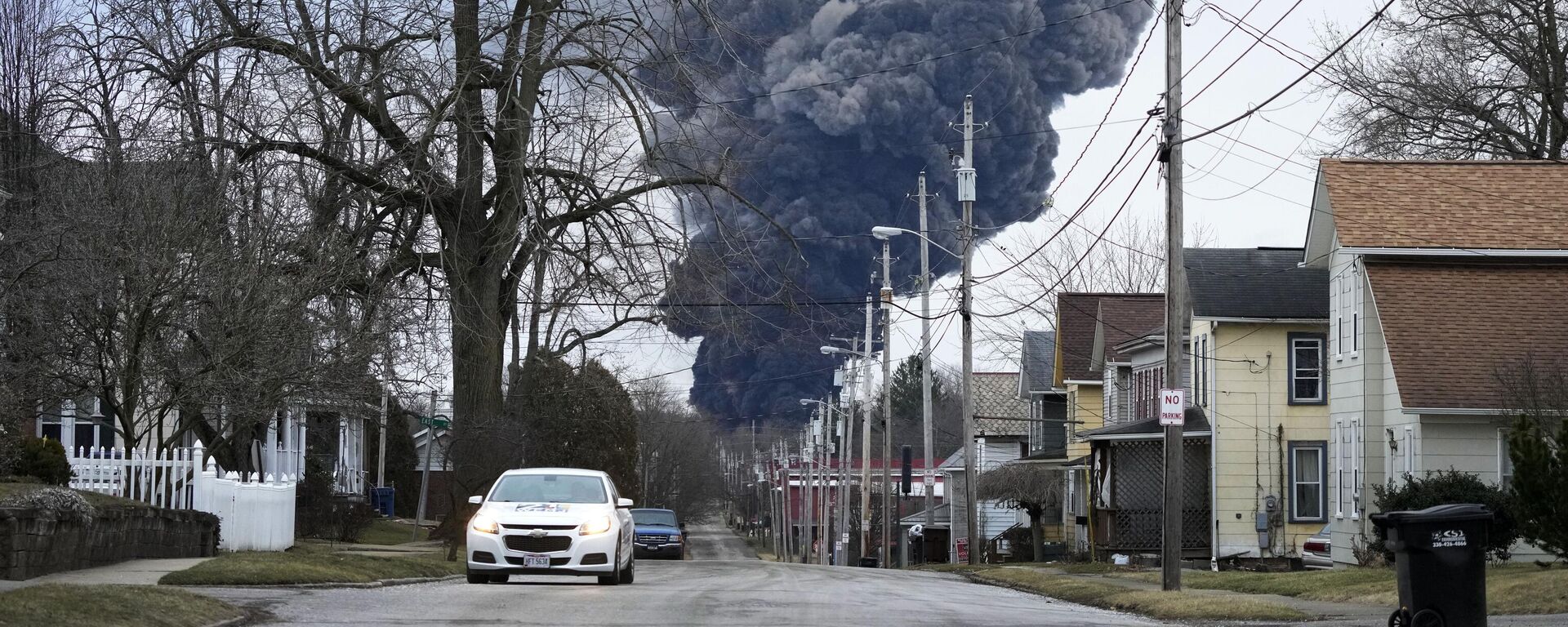 Una nube de humo negro como resultado de la quema de cloruro de vinilo tras el descarrilamiento de un tren de carga en Ohio - Sputnik Mundo, 1920, 16.02.2023