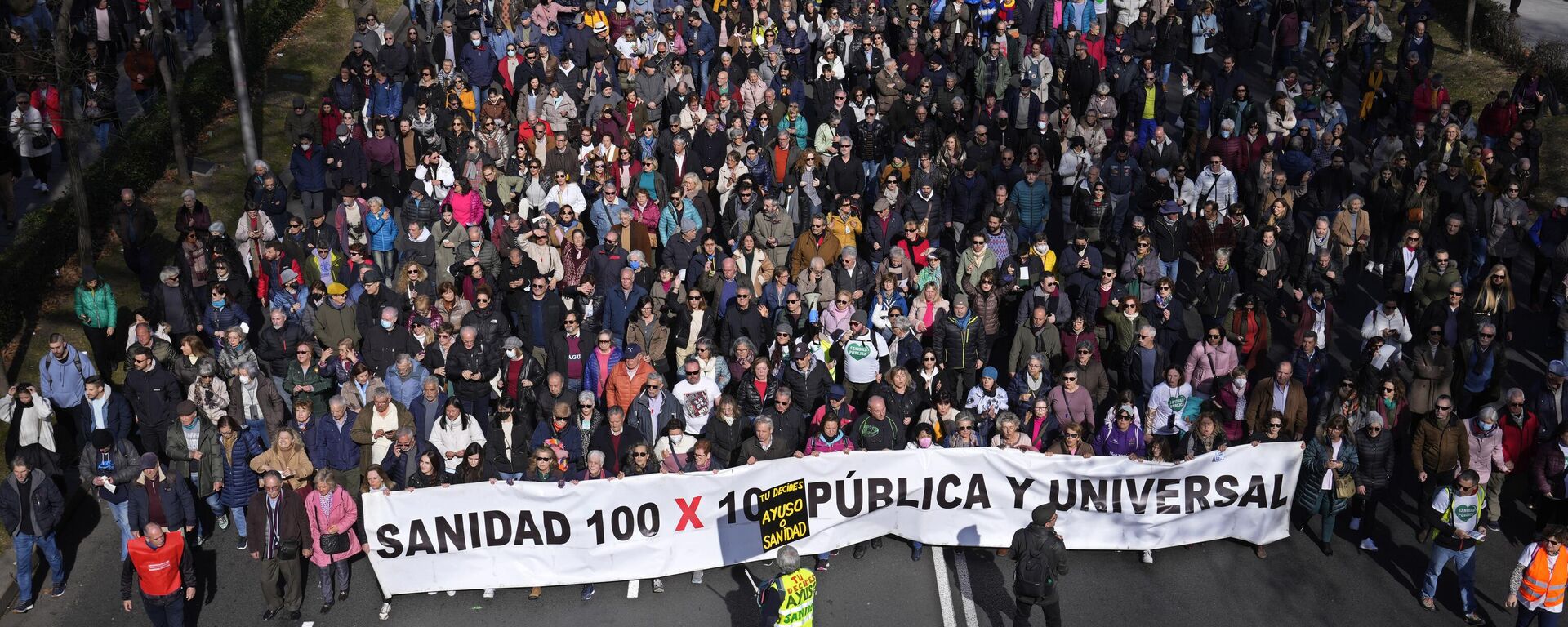 Manifestantes marchan en apoyo del servicio público de salud en el centro de Madrid, España, el 12 de febrero de 2023 - Sputnik Mundo, 1920, 12.02.2023