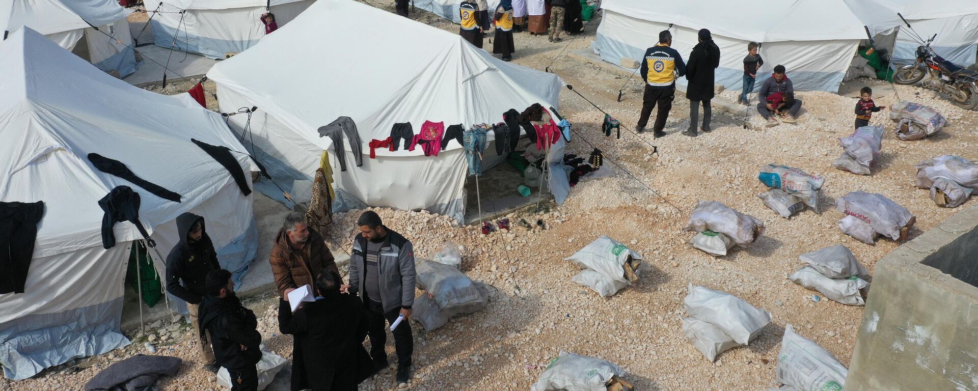 Esta vista aérea muestra hileras de tiendas instaladas por voluntarios para albergar temporalmente a personas que se han quedado sin hogar tras el terremoto en la provincia noroccidental de Idlib, el 11 de febrero de 2023 - Sputnik Mundo, 1920, 12.02.2023