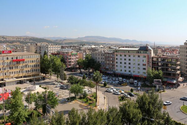 Los temblores tuvieron tal efecto como la explosión de 500 bombas atómicas. En la foto: una vista de la ciudad de Adiyaman en el sureste de Turquía antes de los terremotos. - Sputnik Mundo