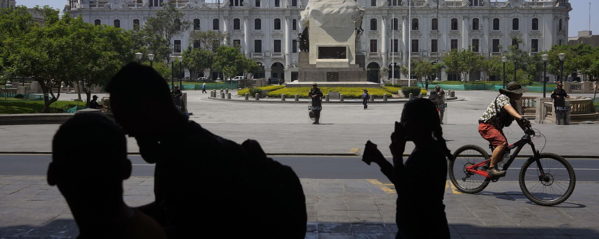 Personas circulan por la Plaza San Martín en Lima, Perú, el lunes 23 de enero de 2023  - Sputnik Mundo, 1920, 13.02.2023