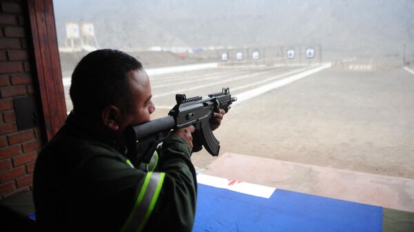 Un soldado peruano operando un fusil Galil durante sus primeras pruebas en el país en 2011 - Sputnik Mundo