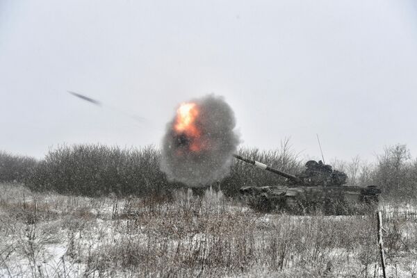 El momento de la salida del proyectil del cañón del tanque T-72B3 quedó captado por la cámara durante una de las misiones de combate en la zona sur de la operación militar especial. - Sputnik Mundo