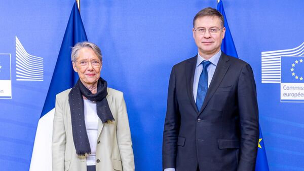 Elizabeth Borne, primera ministra de Francia, y Valdis Dombrovskis, vicepresidente ejecutivo de la Comisión Europea - Sputnik Mundo