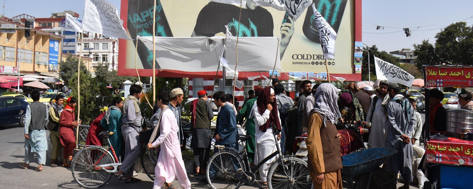 Personas portando banderas de los talibanes (Bajo sanciones de la ONU por actividad terrorista) en Mazar-i-Sharif. - Sputnik Mundo, 1920, 16.02.2023
