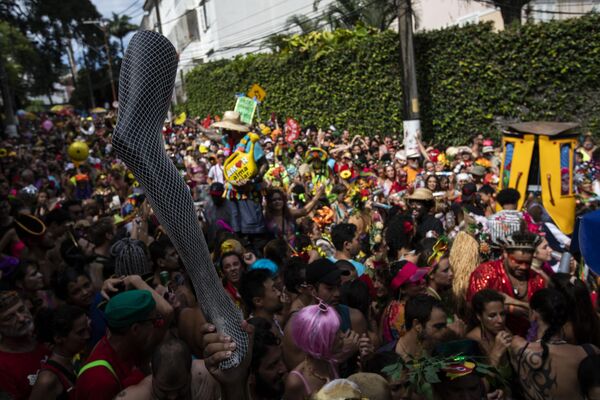 Participantes en la fiesta callejera Ceu na Terra, preparatoria del carnaval brasileño en Río de Janeiro. - Sputnik Mundo