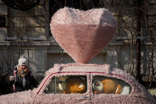 Un coche decorado con piel artificial y osos de peluche en una calle de Bucarest, Rumanía, el 14 de febrero, Día de San Valentín. - Sputnik Mundo