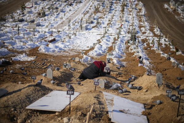 Una residente de la ciudad turca de Malatya llora ante las tumbas de su hijo y su hija fallecidos en el terremoto. - Sputnik Mundo