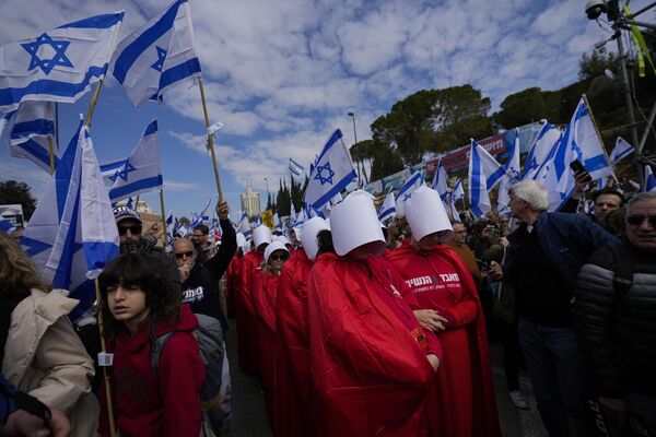 Protesta contra la reforma del poder judicial israelí, promovida por el nuevo Gobierno de Benjamín Netanyahu, ante el edificio de la Knéset en Jerusalén. - Sputnik Mundo