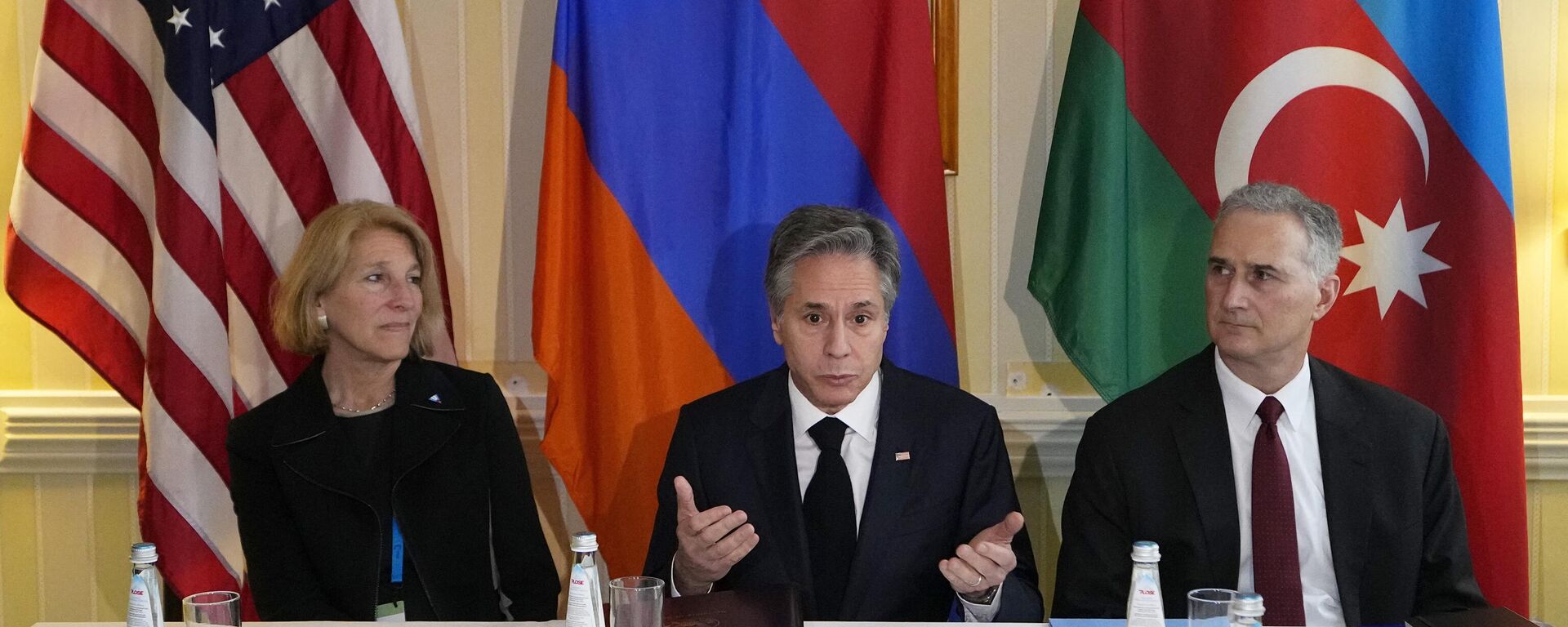 El Secretario de Estado de EEUU, Antony Blinken, asiste a una reunión con el presidente de Azerbaiyán y el primer ministro de Armenia (ambos sin ser vistos) en la Conferencia de Seguridad de Múnich - Sputnik Mundo, 1920, 18.02.2023