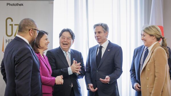 De rosa, la titular de Asuntos Exteriores de Alemania convive con políticos durante su participación en la Conferencia de Seguridad de Múnich - Sputnik Mundo
