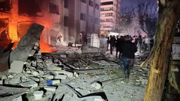 Consecuencias del bombardeo de Israel a un edificio residencial en Damasco, Siria (archivo) - Sputnik Mundo
