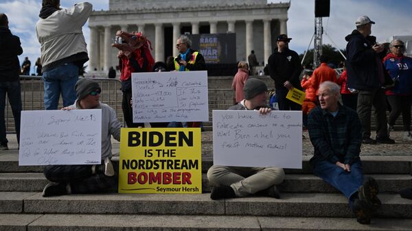 Manifestantes se congregaron en el memorial de Abraham Lincoln, Washington D. C., en contra de la política militarista de EEUU en favor de Ucrania - Sputnik Mundo