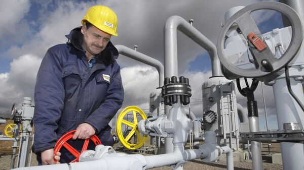 Técnico trabaja en la estación de compresión de gas natural, en el este de Alemania  - Sputnik Mundo