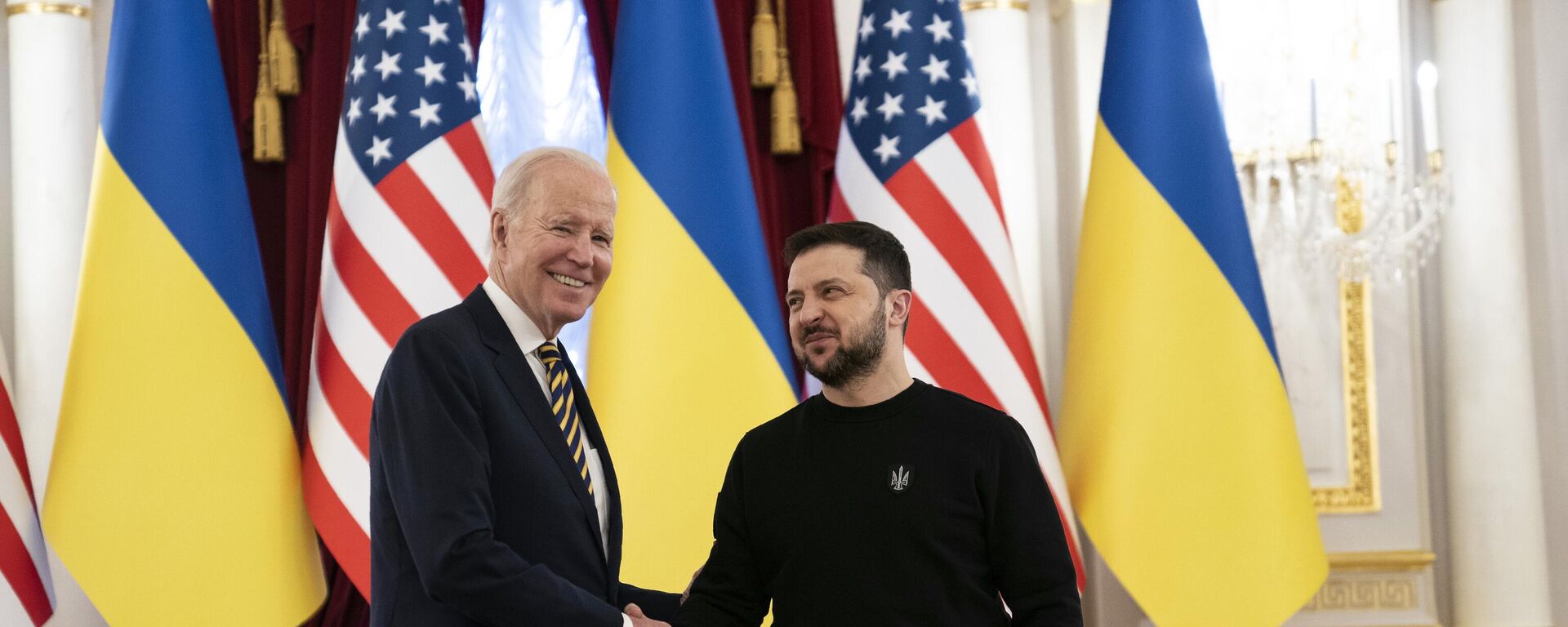 El presidente de EEUU, Joe Biden, y el presidente de Ucrania, Volodímir Zelenski, y el 20 de febrero - Sputnik Mundo, 1920, 08.10.2023