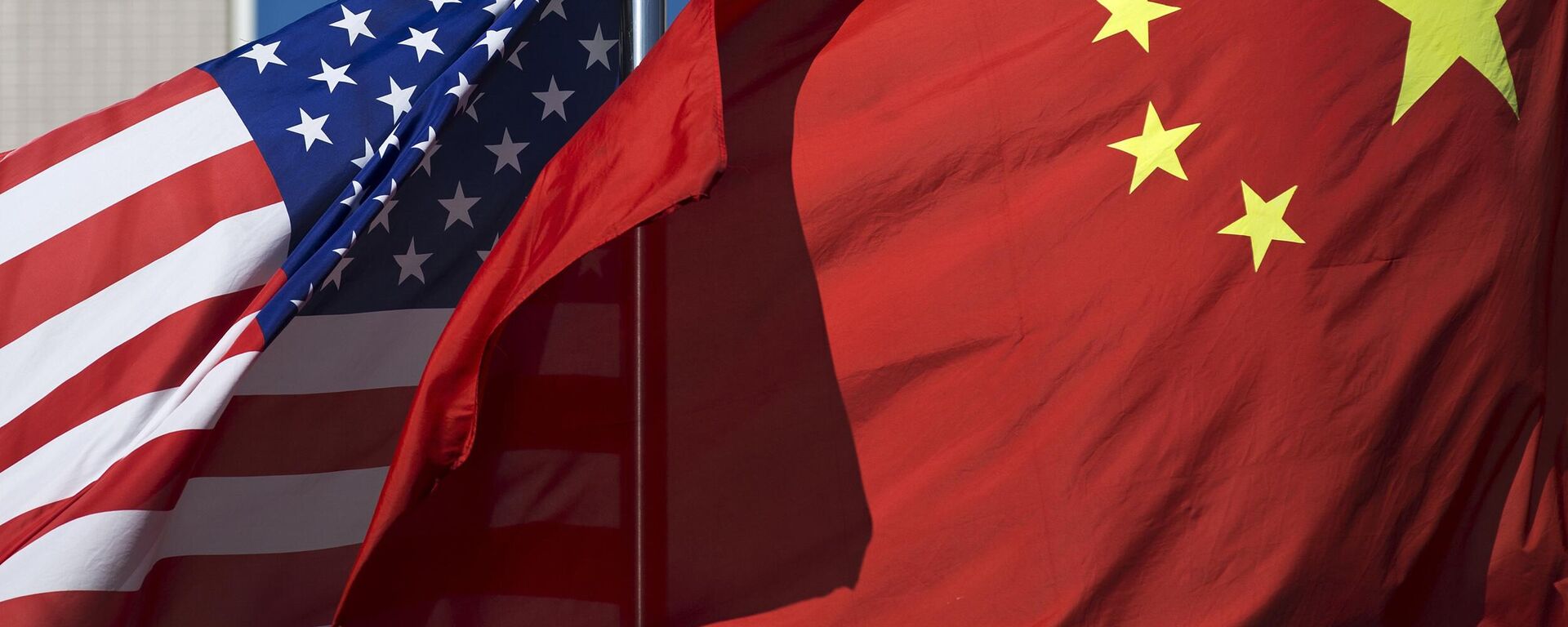 Banderas de EEUU y China - Sputnik Mundo, 1920, 13.06.2024