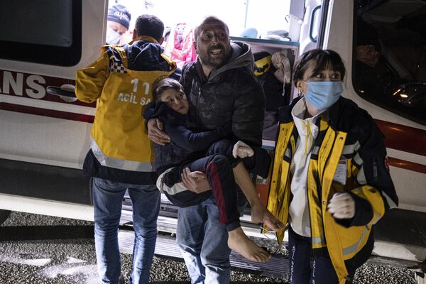 El 20 de febrero por la noche se registraron fuertes temblores en la provincia turca de Hatay, en el sur del país, la más afectada por el terremoto del pasado 6 de febrero. En la foto: los socorristas trasladan a un niño al hospital. - Sputnik Mundo