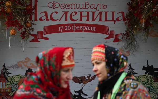 En Rusia comenzó la semana de Máslenitsa, una época para comer panqueques y celebrar fiestas populares.En la foto: varias personas participan de un festival en el Parque Central Gorki de Moscú. - Sputnik Mundo