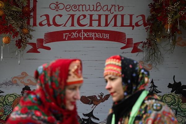 En Rusia comenzó la semana de Máslenitsa, una época para comer panqueques y celebrar fiestas populares.En la foto: varias personas participan de un festival en el Parque Central Gorki de Moscú. - Sputnik Mundo