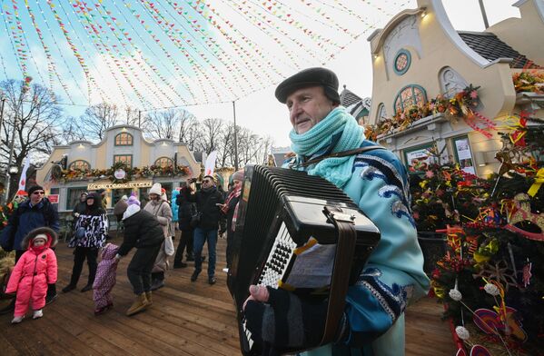De jueves a domingo, durante la Máslenitsa Ancha, estaba prohibido trabajar, solo se podía descansar y divertirse.En la foto: varias personas en el festival de la Máslenitsa en el Parque Central de Cultura y Ocio de Moscú. - Sputnik Mundo