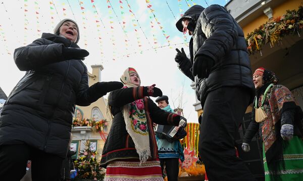 Antiguamente, los hombres solían buscar novias durante los días festivos. En la Rusia pre-revolucionaria, un gran número de bodas se celebraban en la semana de la Máslenitsa.En la foto: los festejos populares en el Parque Central Gorki de Moscú. - Sputnik Mundo