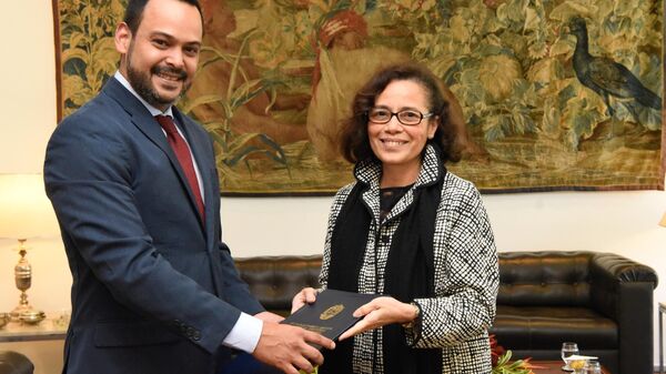La secretaria general de Relaciones Exteriores de Brasil, Maria Laura da Rocha, recibe del embajador de Venezuela, Manuel Vadell, las copias figuradas de sus credenciales. - Sputnik Mundo