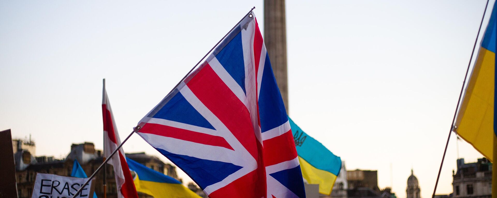 Banderas del Reino Unido y Ucrania - Sputnik Mundo, 1920, 25.02.2023