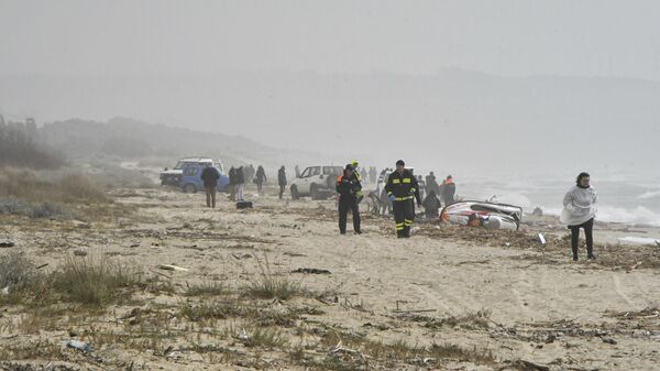 Socorristas llegan a la playa de la provincia de Crotona, Italia, donde encontraron los cuerpos de más de 30 personas provenientes de Oriente Medio - Sputnik Mundo