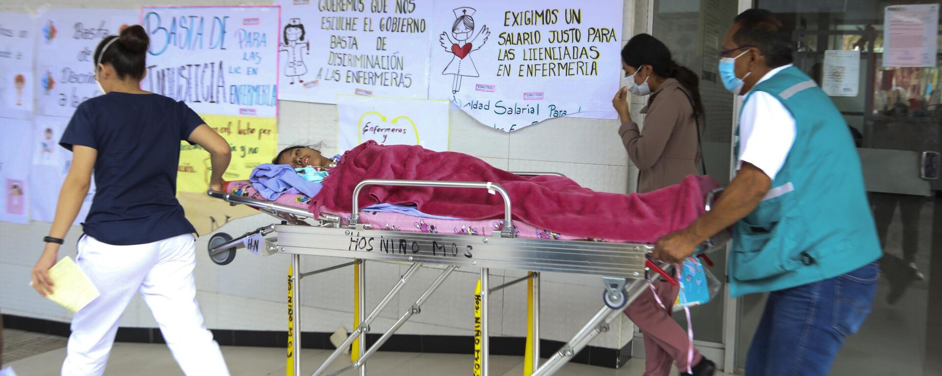 Un paciente con dengue es trasladado en camilla en el Hospital Infantil Mario Ortiz de Santa Cruz, Bolivia - Sputnik Mundo, 1920, 27.02.2023