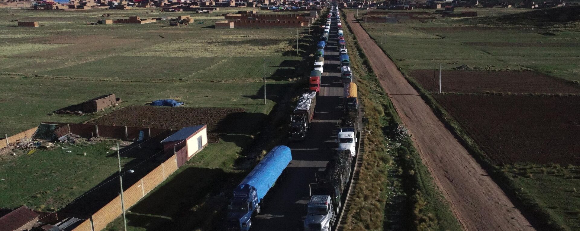 Camiones de carga bloqueados en Desaguadero, Bolivia, en la frontera con Perú - Sputnik Mundo, 1920, 08.04.2023