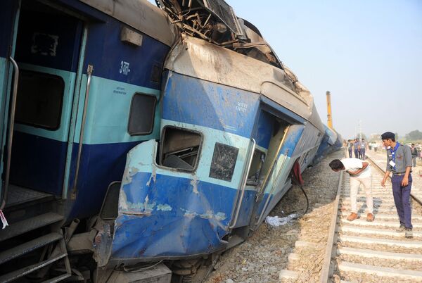 El 20 de noviembre de 2016, 14 vagones de un tren de pasajeros desbarrancaron en Pukhrayan, al norte de la India. El accidente provocó la muerte de 143 personas. - Sputnik Mundo