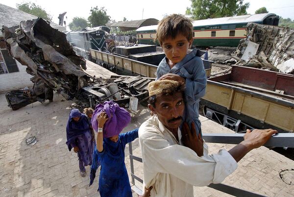 El 13 de julio de 2005, tres ferrocarriles colisionaron en medio de graves inundaciones cerca de la ciudad paquistaní de Ghotki, con un saldo de al menos 132 muertos. - Sputnik Mundo