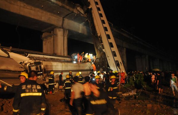 El 23 de julio de 2011, unos vehículos de alta velocidad chocaron en un paso elevado de Wenzhou, en el este de China, provocando la caída de cuatro vagones. 40 personas murieron como consecuencia del accidente. - Sputnik Mundo