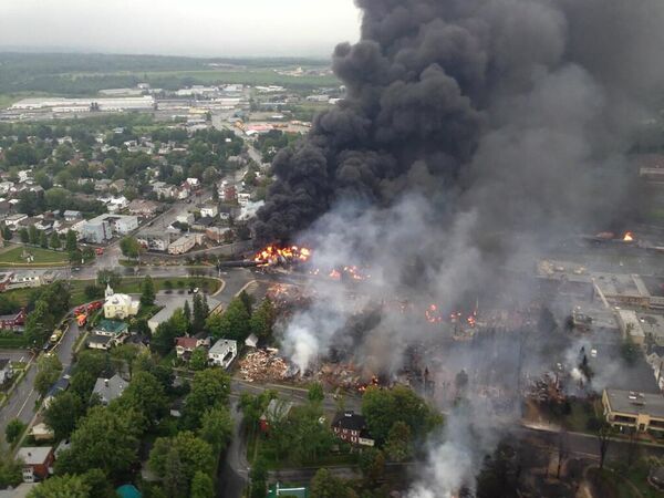 El 6 de julio de 2013, un tren que transportaba 72 camiones cisterna de petróleo crudo descarriló en Lac-Megantic (Quebec, Canadá). El incendio y la explosión de varios tanques destruyeron 30 edificios y se cobraron la vida de 47 personas. - Sputnik Mundo