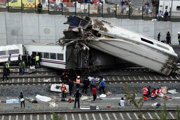El 24 de julio de 2013, 13 vagones de alta velocidad descarrilaron cerca de Santiago de Compostela (España) debido al exceso de velocidad, causando la muerte de 79 personas. - Sputnik Mundo