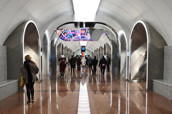 Pasajeros en la estación Rízhskaya de la Gran línea circular del metro de Moscú. - Sputnik Mundo