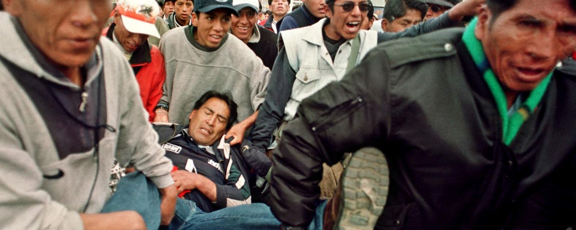 Un manifestante herido es cargado durante las protestas del 13 de febrero de 2003 en La Paz - Sputnik Mundo, 1920, 02.03.2023