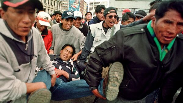 Un manifestante herido es cargado durante las protestas del 13 de febrero de 2003 en La Paz - Sputnik Mundo