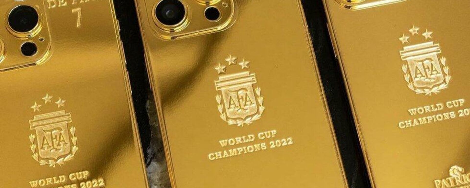 El delantero argentino Lionel Messi compró 35 iPhones de oro para su equipo y su personal  - Sputnik Mundo, 1920, 02.03.2023