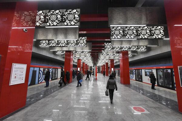 Se espera que la Gran Línea Circular alivie considerablemente las demás líneas del metro de Moscú. Además, para muchos pasajeros el tiempo de viaje en metro se reducirá considerablemente. En la foto: estación Michúrinski Prospekt. - Sputnik Mundo