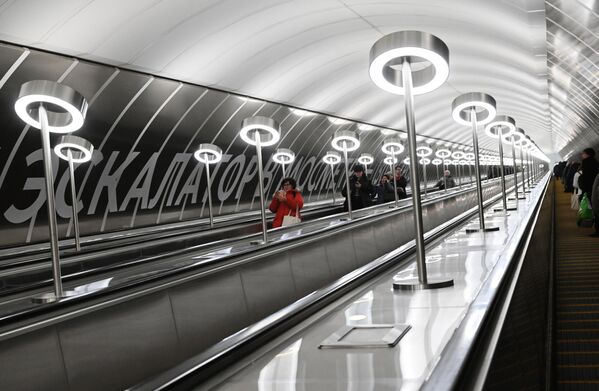 La Gran Línea Circular transportará 380 millones de personas al año. En la foto: las escaleras mecánicas de la estación Márina Rosha. - Sputnik Mundo