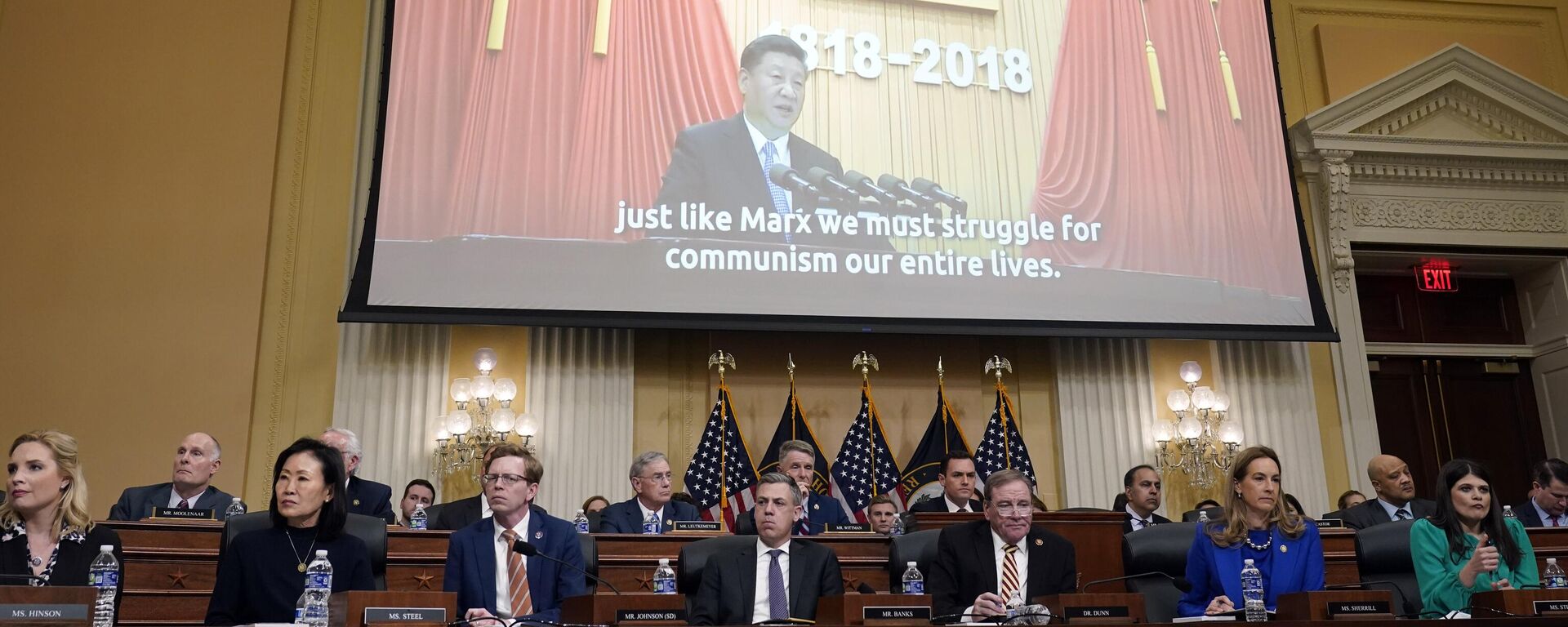 Miembros del comité ven un video durante una audiencia del comité especial de la Cámara sobre la lucha contra China, en el Capitolio, el 28 de febrero de 2023, en Washington  - Sputnik Mundo, 1920, 02.03.2023
