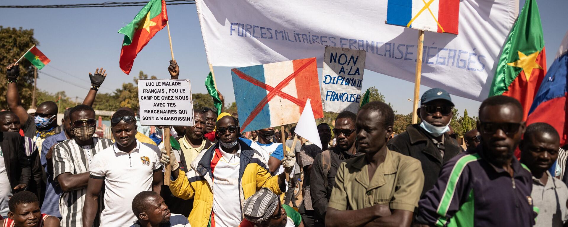 Manifestantes sostienen pancartas durante una protesta de apoyo al presidente de Burkina Faso, el capitán Ibrahim Traore, y para exigir la salida del embajador y las fuerzas militares de Francia, en Uagadugú, el 20 de enero de 2023  - Sputnik Mundo, 1920, 02.03.2023