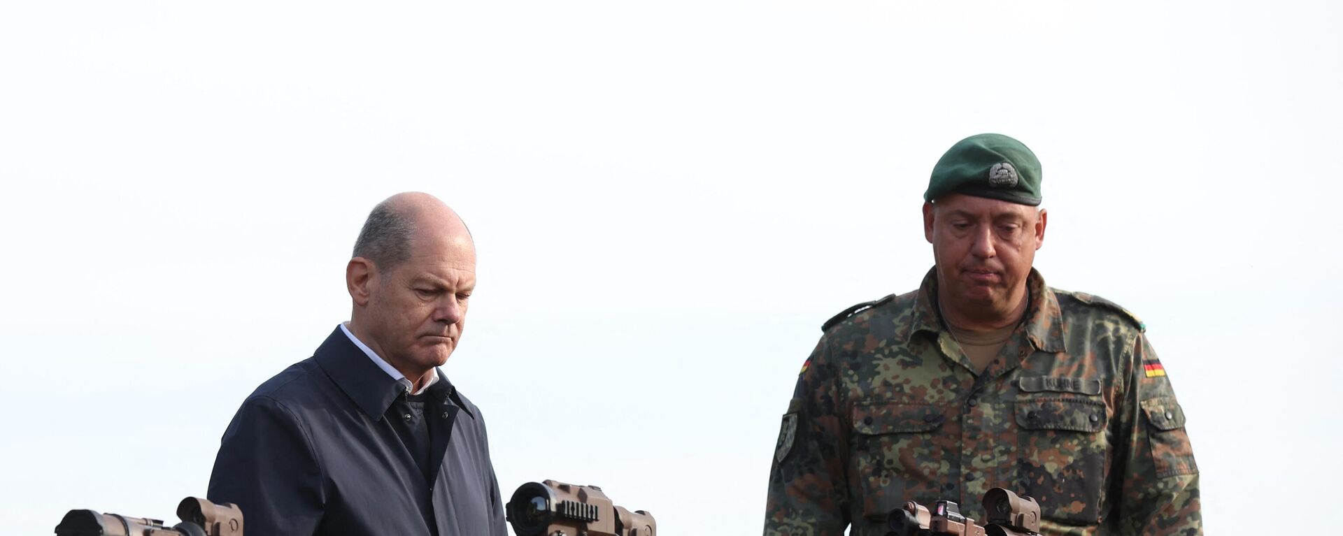 El canciller alemán Olaf Scholz observan los fusiles de asalto HK G36 de las fuerzas armadas alemanas Bundeswehr en Ostenholz, norte de Alemania, el 17 de octubre de 2022 - Sputnik Mundo, 1920, 02.03.2023